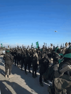 哈马斯在加沙举行了阅兵式。据报道，这是哈马斯自停火以来组织的首次阅兵式。