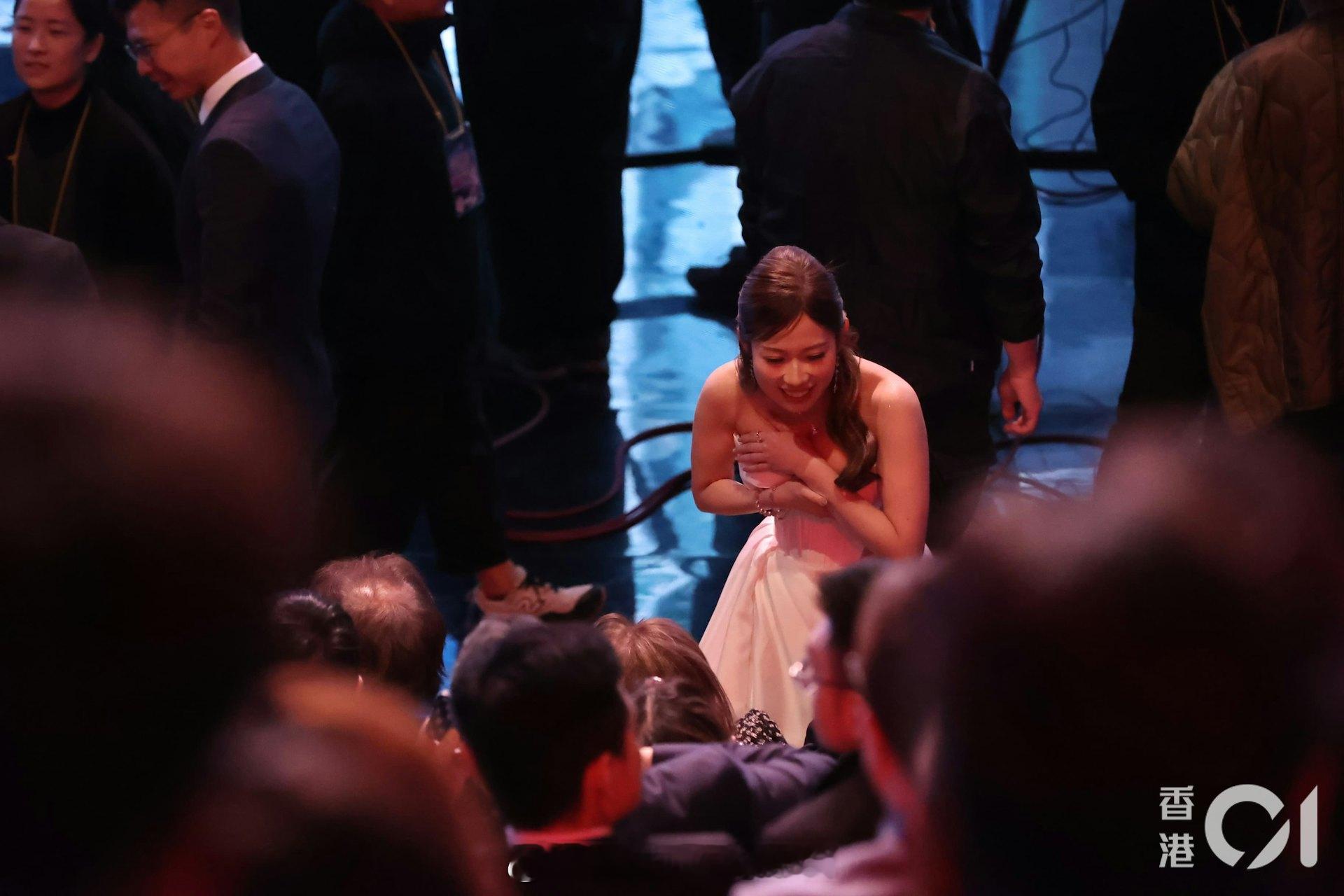 看不到的台庆｜波波躬身向TVB高层请安爱回家女神挽实曾志伟|香港01TVB