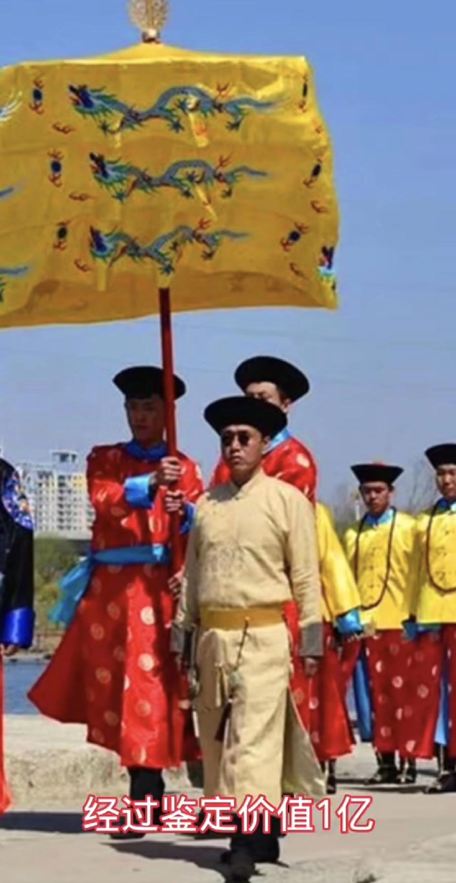 他们应该庆幸生活在当代清朝灭亡100多年了，满清皇族后裔爱新觉罗氏依然穿着龙袍