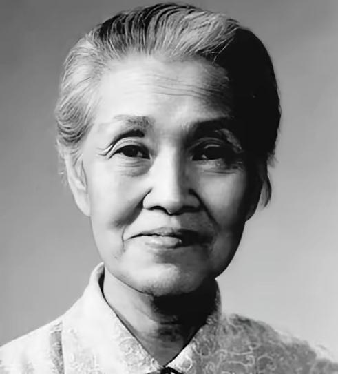 1964年，一名身患重症的孕妇正要进行手术，林巧稚拦下做手术的医生，说：“让她出