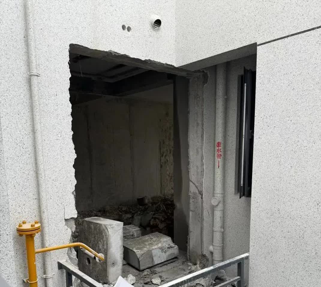 河北，一看女子家住次顶楼26楼，一天，女子发现27楼的住户将厨房的设备阳台进行了