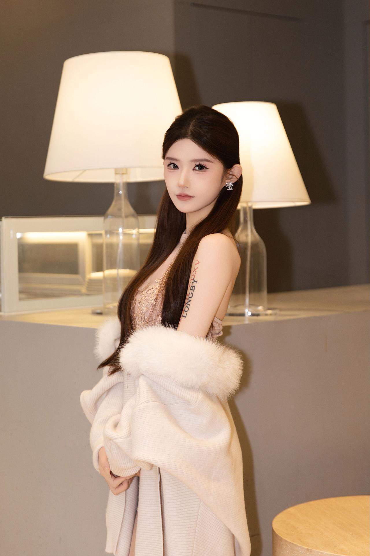 长沙约拍📷-御姐&马吉拉咖啡模特：@yiyi设备：CanonEOSR