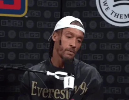 【🏀传奇对话：迈克尔-比斯利坦言早年对科比的恐惧😱】近日，迈克尔-比斯利做客