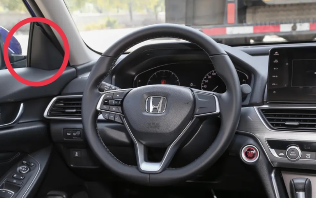 A柱下面的黑色三角形高速行驶漏风车速只有上到120码用手可以感觉到有轻微漏风现