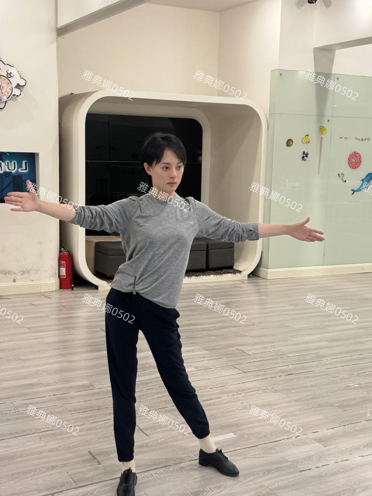 孙俪陪女儿小花上拉丁舞课结果自己跳上瘾了！44岁的孙俪头发剪的比以前更短更利落