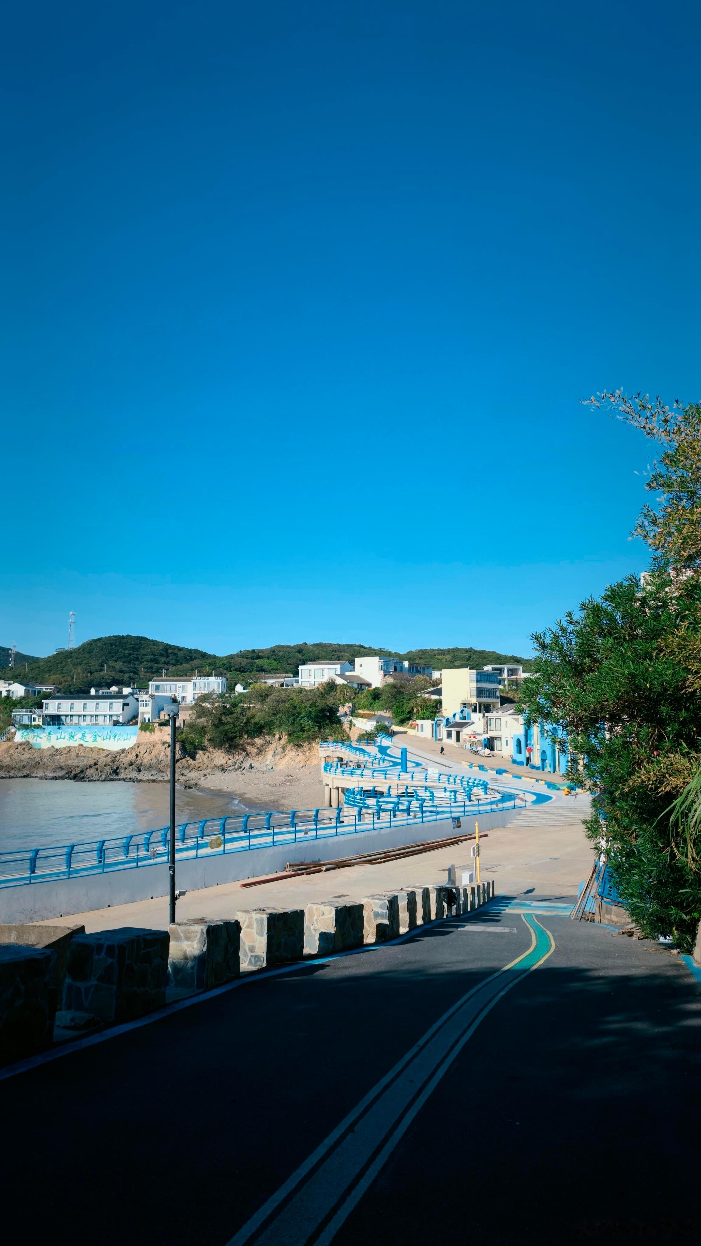 #旅行#普陀白沙岛，一座安静栖于东海的小岛✨没有拥挤人潮，只有海浪往复拍击礁石，潮声连绵不绝。岸边草