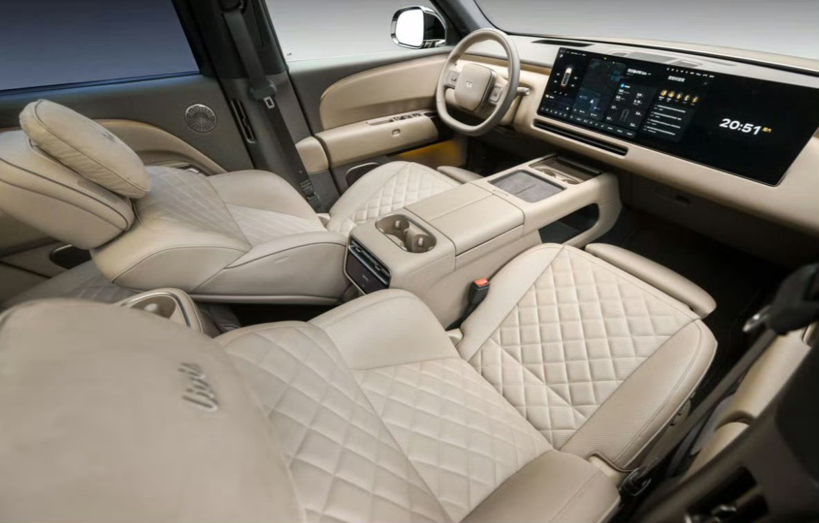 目前的5座SUV，只有理想L8这是全系标配四把零重力座椅，而且后排直接做了联排双