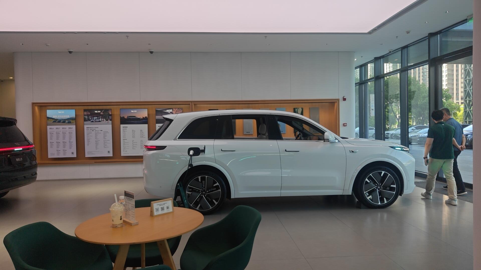 重点锁定空间大的suv，在综合网上的各种测评之后，上周到门店看了理想l6，小鹏g