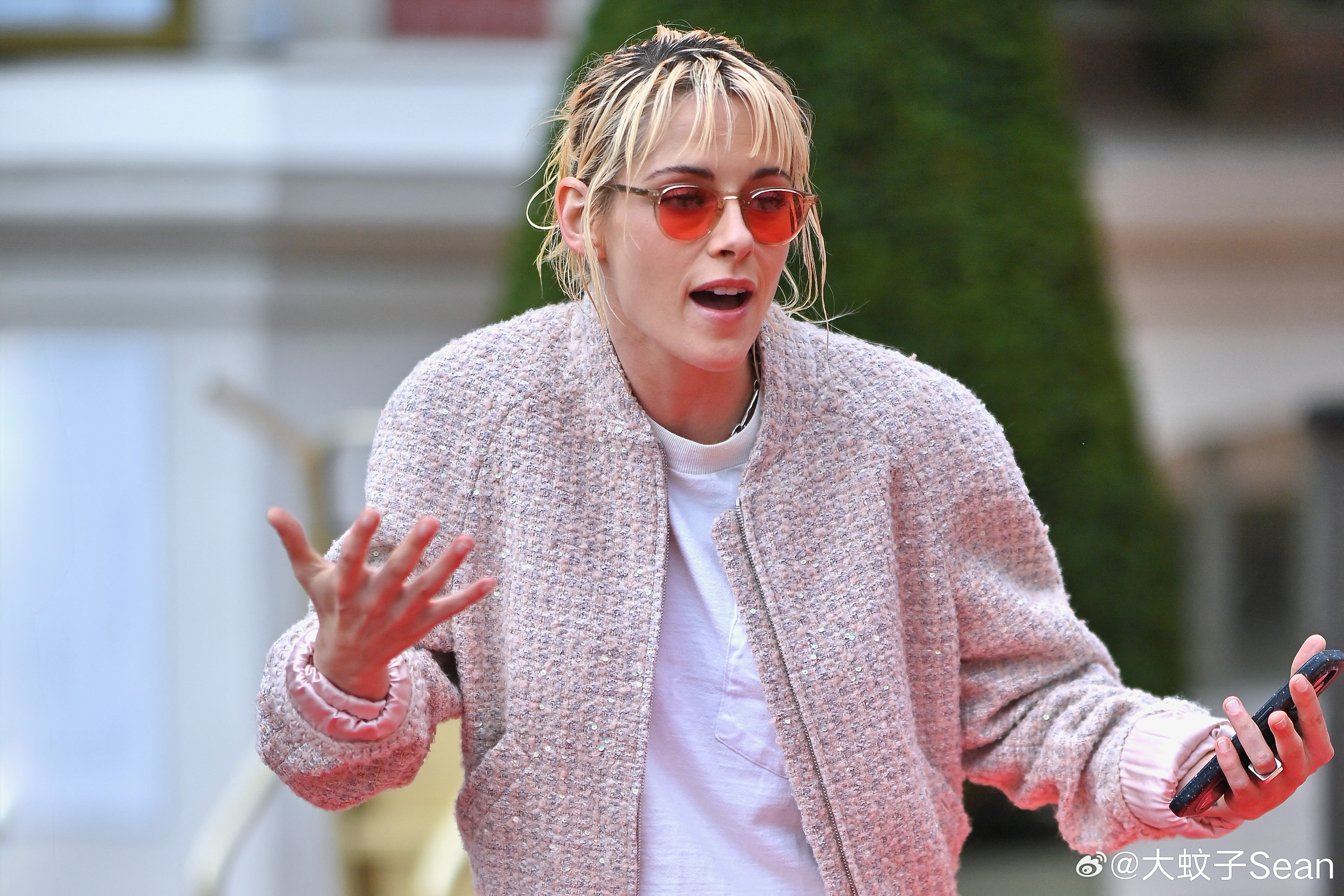 KristenStewart克里斯汀斯图尔特在法国多维尔外出，参加电影的放映会