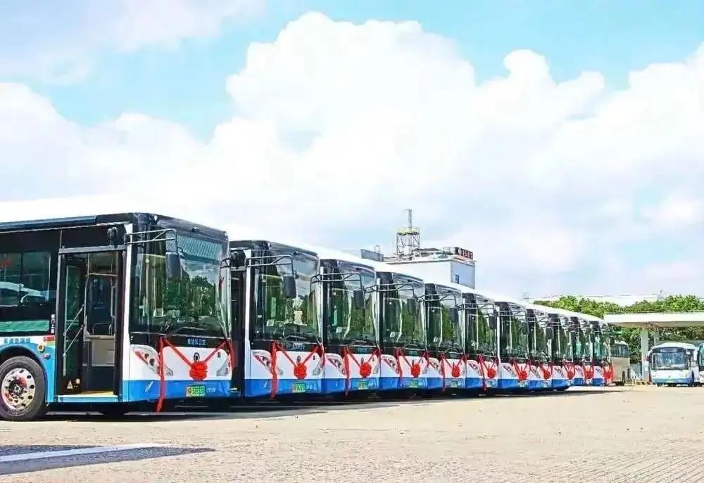 哈尔滨汽车总公司，有一任一把手，表现得很棒。来汽车以后，总公司副总，部长，副部