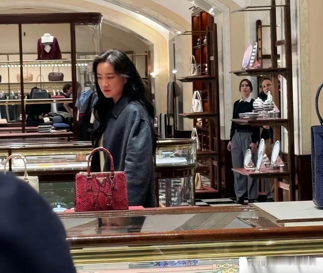 贾玲在米兰购物，瘦下来后化身高冷御姐​