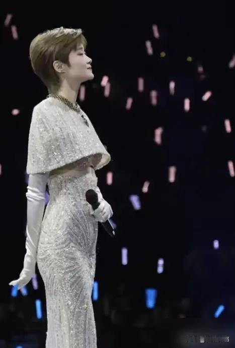 明明李宇春身材挺好的，高挑苗条，大长腿，可就是让人无法感受到属于女性特有的柔美，