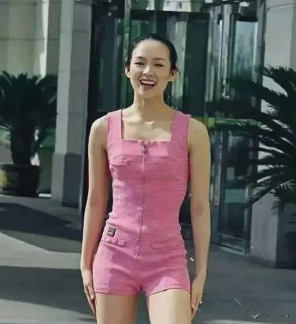 刷到章子怡大学时的老照片，总算明白她为啥能成“国际章”了！这姑娘打小就长了