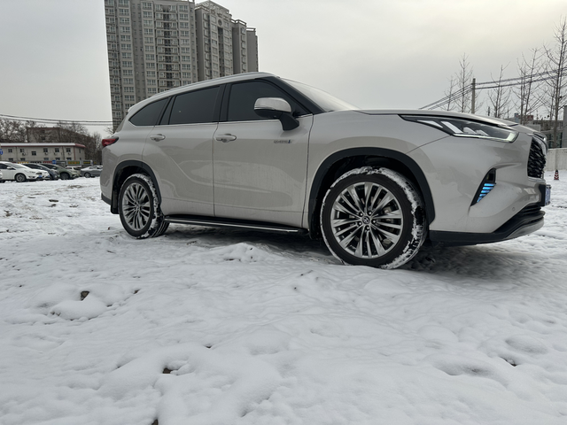 四代混动汉兰达冰雪天气下驾驶感受雪天，驾驶混动汉兰达感受了下，得出以下结论，