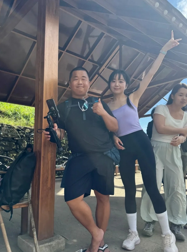 一看就知道是网红，爬山穿着拖鞋