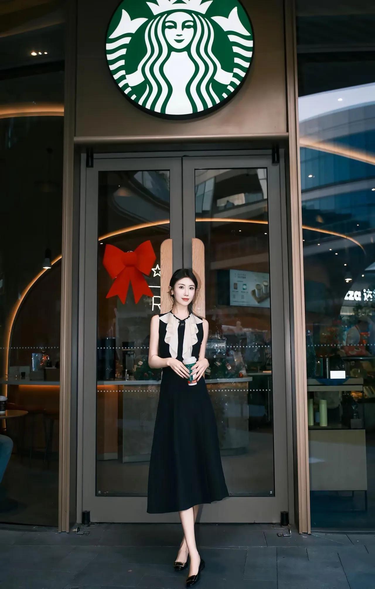 芙蓉不及美人妆，水殿风来珠翠香