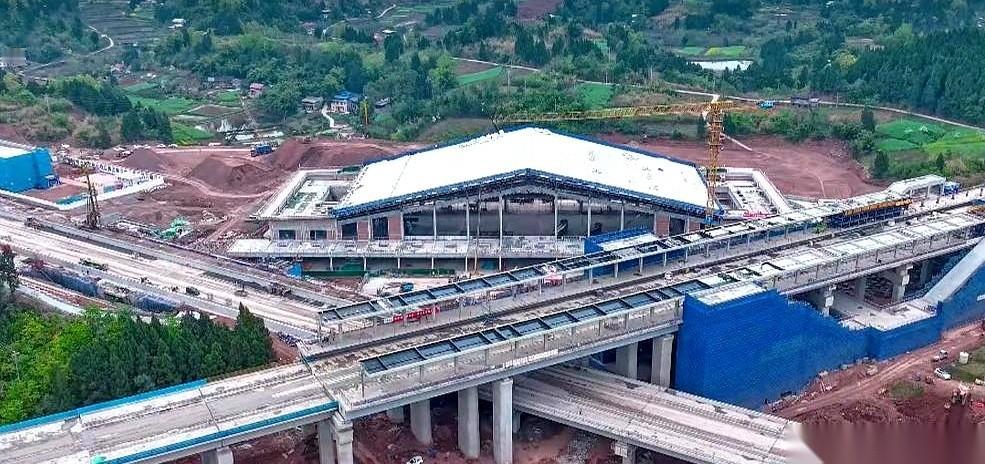 四川有个地方叫乐至县，以前地图上扒拉半天，一根铁轨都找不到。现在，两条国家级的