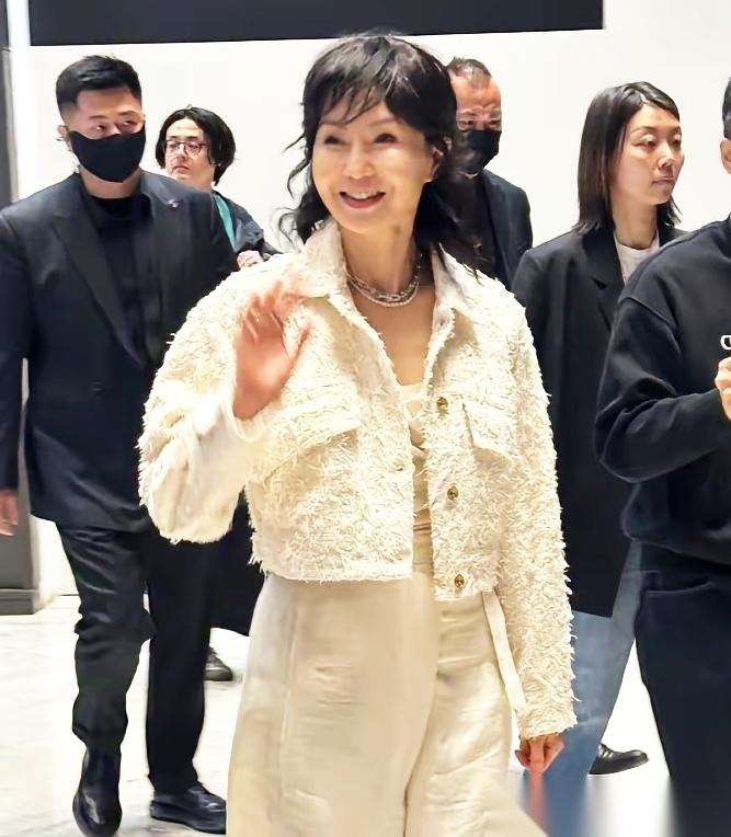 张曼玉现身北京！60岁状态惊艳，不愧是永远的港风影后！北京小雨天，张曼玉撑伞白