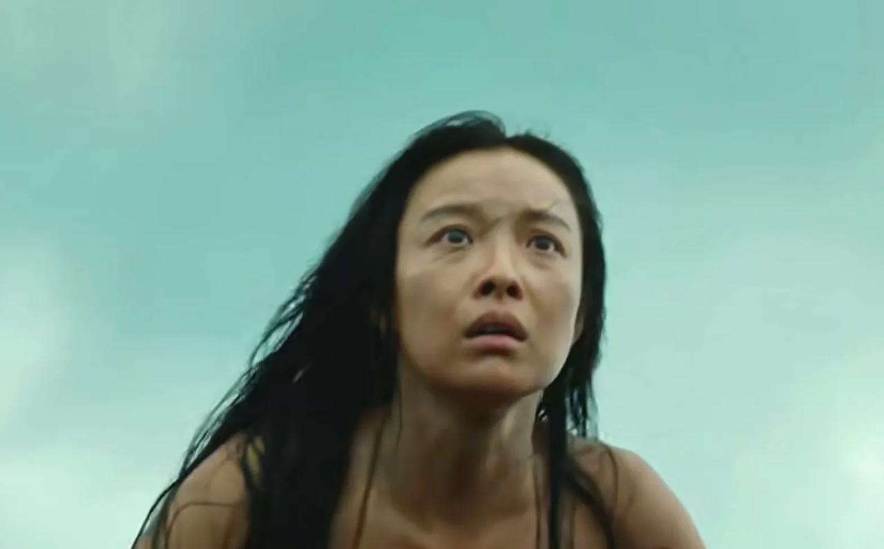 《东极岛》把人看懵了，岛上如果英国人不来，那就是个天堂。电影里的海盗后代阿赑