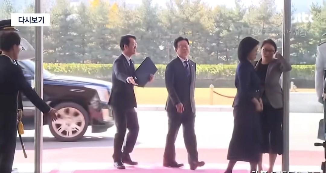 “身高差3厘米，选票差30万？”李在明把内增高踩成政界新战靴，韩国男人跟着囤