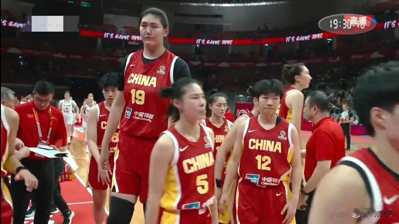 谁还敢说张子宇中看不中用，中国女篮对阵比利时女篮上半场唯一的亮点就是张子宇的篮下