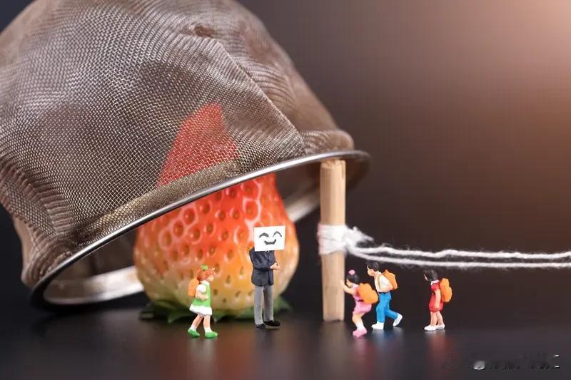 骗子当然坏透了！我就碰到过这么个骗子。20年前我和同事照顾过一个父母双亡的学生，