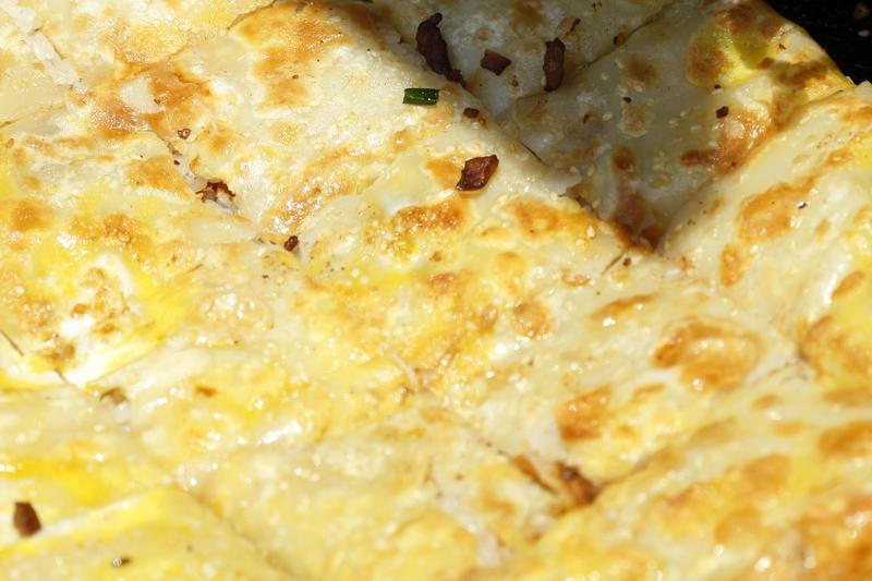 今日美食打卡，来聊聊昆明和郑州的特色美味。在昆明，建新园堪称米线界“总教头”，早