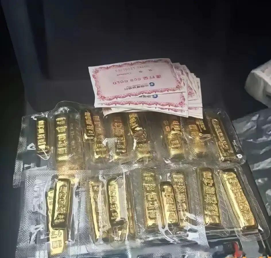 大量持有黄金的人，这次真要彻底坐不住了！8月20日，不是黄金跌了，而是金价从昨晚