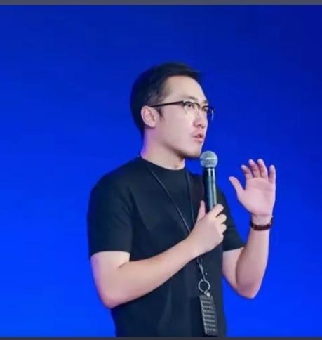 王自如负债1亿坐绿皮车，创业首要目标还钱，原因冲上热搜！欠债上亿却坚持乘