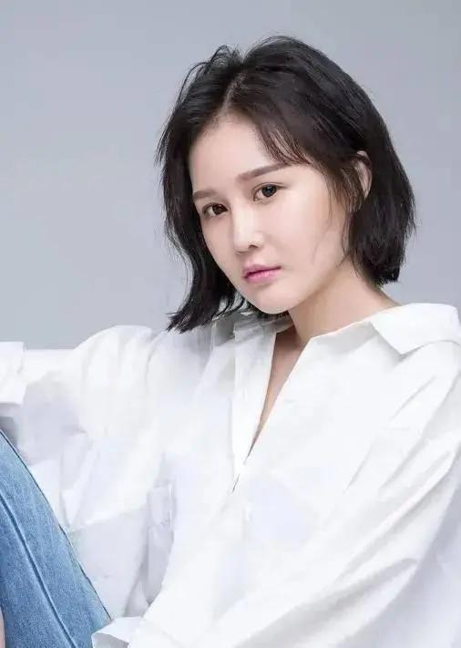 一次，记者问赵本山的女儿球球:“你爸诺大的家产都给谁了，你哥还是你？”然而球球的