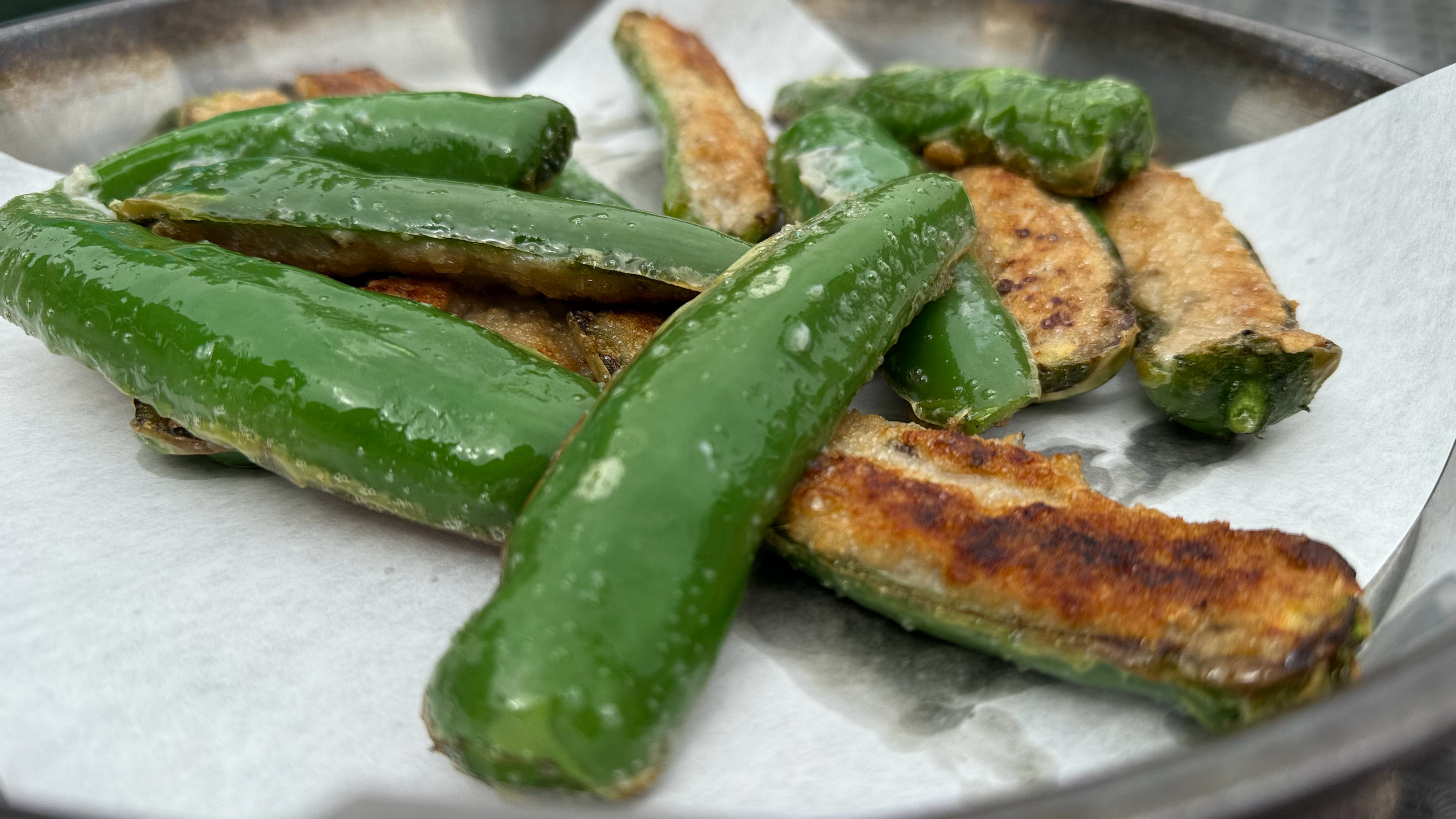 忙里偷闲溜去顺德吃一吃：煎辣椒（一般），蒸牛肉（上品），黄鳝饭（锅巴直接吃一半剩