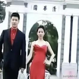 刷到张雪峰这张结婚照，第一眼是羡慕，再看一眼，心里咯噔一下。30岁的张雪峰，