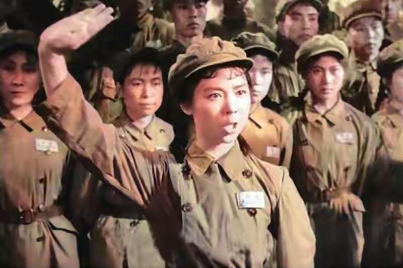 刷到《英雄儿女》的老剧照，主演刘尚娴，当年真是眼中有火的小姑娘。拍这部电影时她2