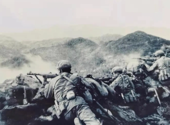 1952年，在上甘岭战场上，一位首长打电话到前线慰问战士们，却被通信兵怒怼打断，