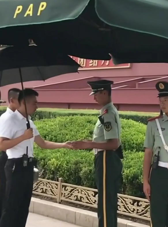 喝水回避，这是属于军人的一种礼仪吗？