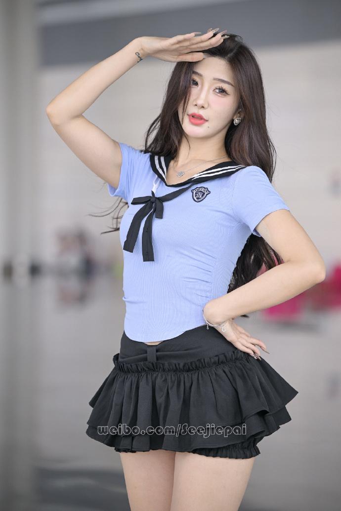 纯欲风美女，腿长请扣1街拍时尚穿搭人间纯欲美女