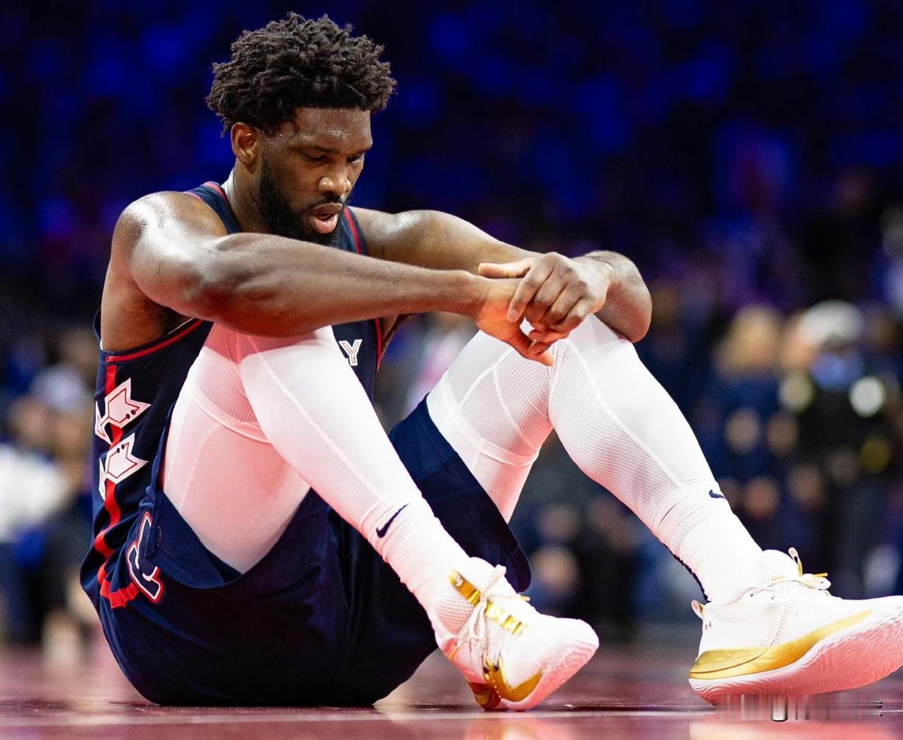 交易都交易不出去啊！据权威记者Shams报道：76人队球星恩比德因右膝酸痛将