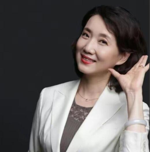 2005年，李修平终于披上婚纱，彼时她已42岁，另一半比她大出十岁。婚后他们选择