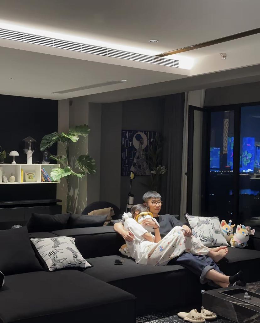 家人们！我真是越想越犯愁，儿子儿媳一回家，我这心里就堵得慌！吃饭的时候最气人