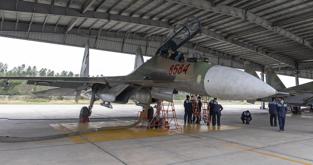 越军人员参观歼-16，机舱重地我军不给随便看 最近中越军官交流活动上，有个细