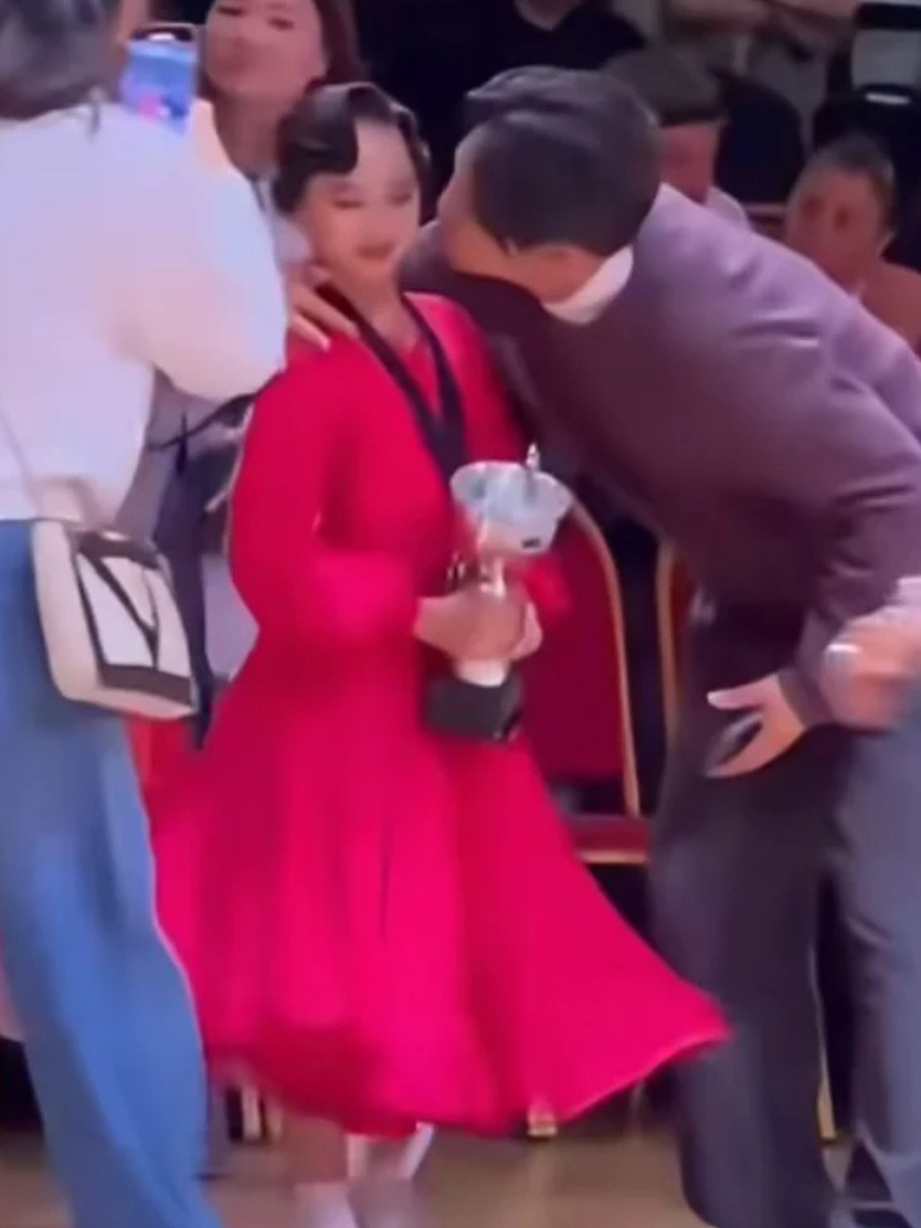 孙俪女儿拉丁舞夺冠后被男老师亲小花的男舞蹈老师在祝贺时，突然弯腰搂住她的脖子亲脸