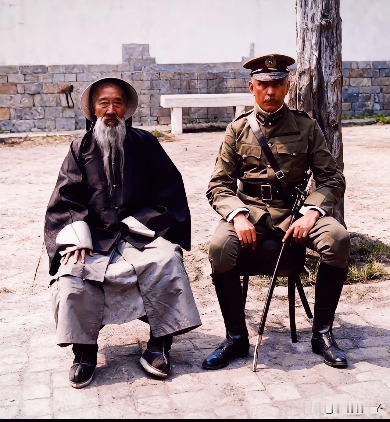 这是两江总督张之洞在保定府与英军军官的一张合影老照片，拍摄于1903年了5月。这