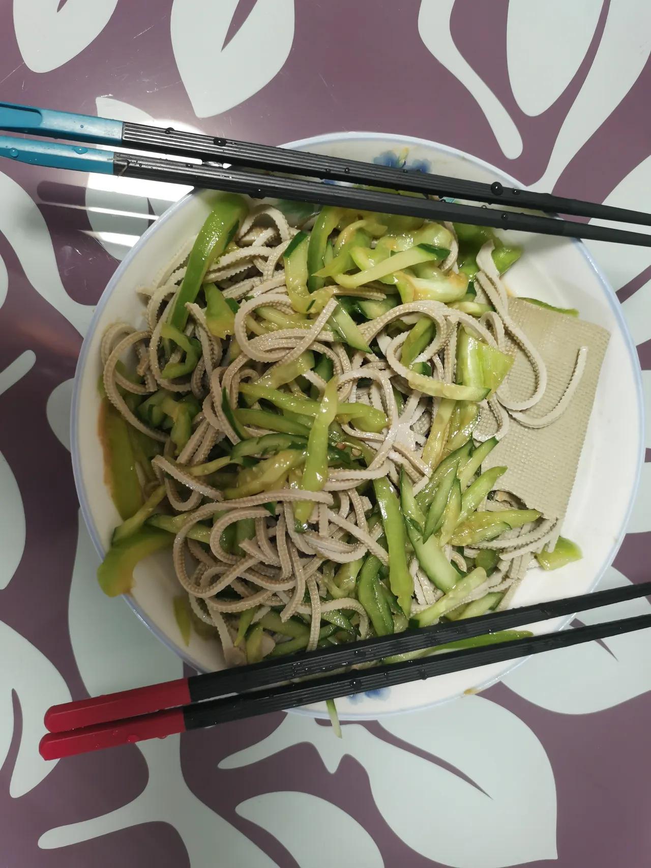 一位刚失去90多岁老母亲的同事，自己也60多岁了，她奉劝各位年轻人：千万别跟妈妈