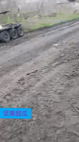 康斯坦丁诺夫卡，乌军偷拍前线视频上传，多辆乌军的无人车运送物资在前线穿梭，变成了