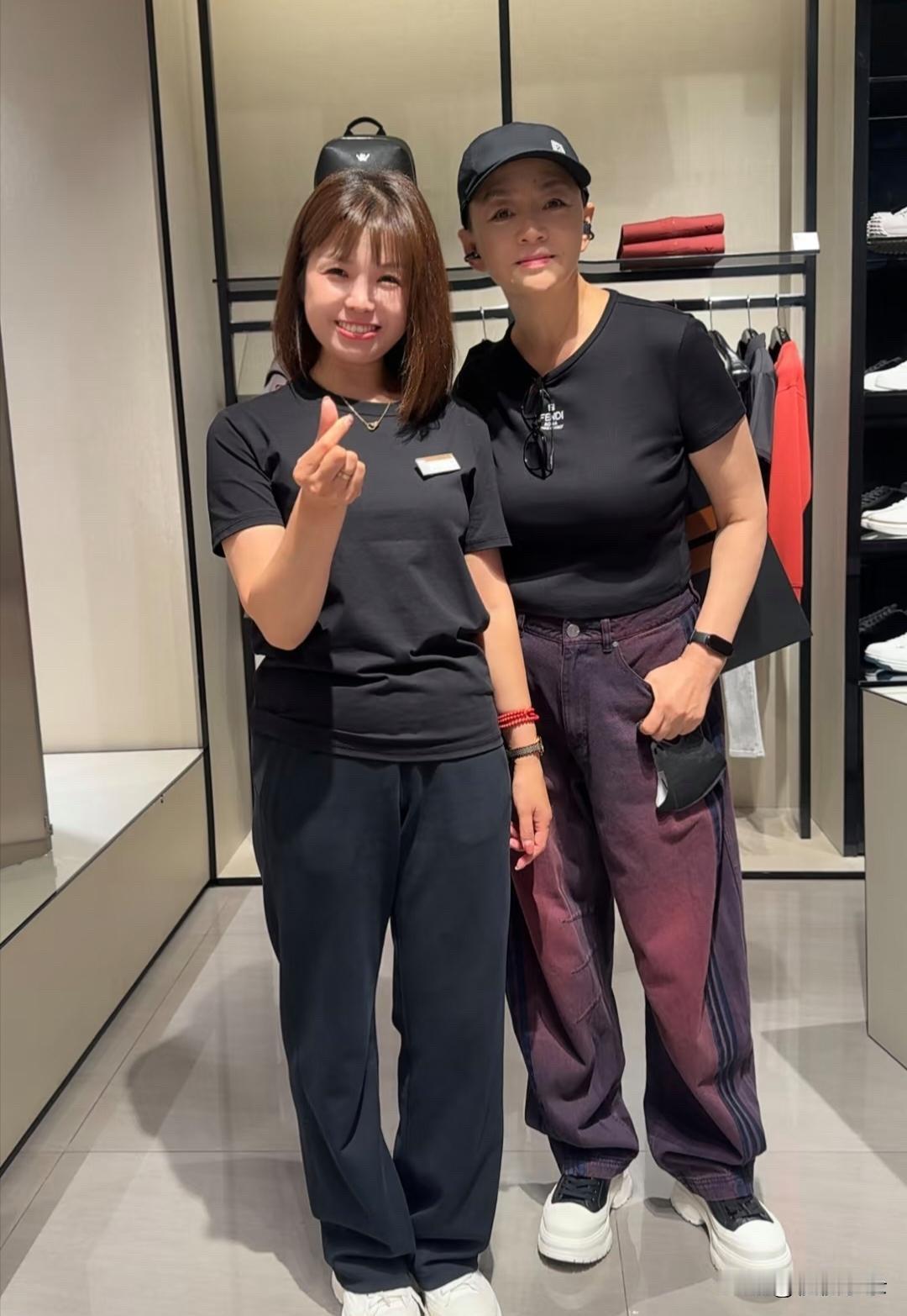 65岁宋丹丹在北京奢侈品店购物，她一身中性打扮，看起来又美又飒！她的身材实在是太
