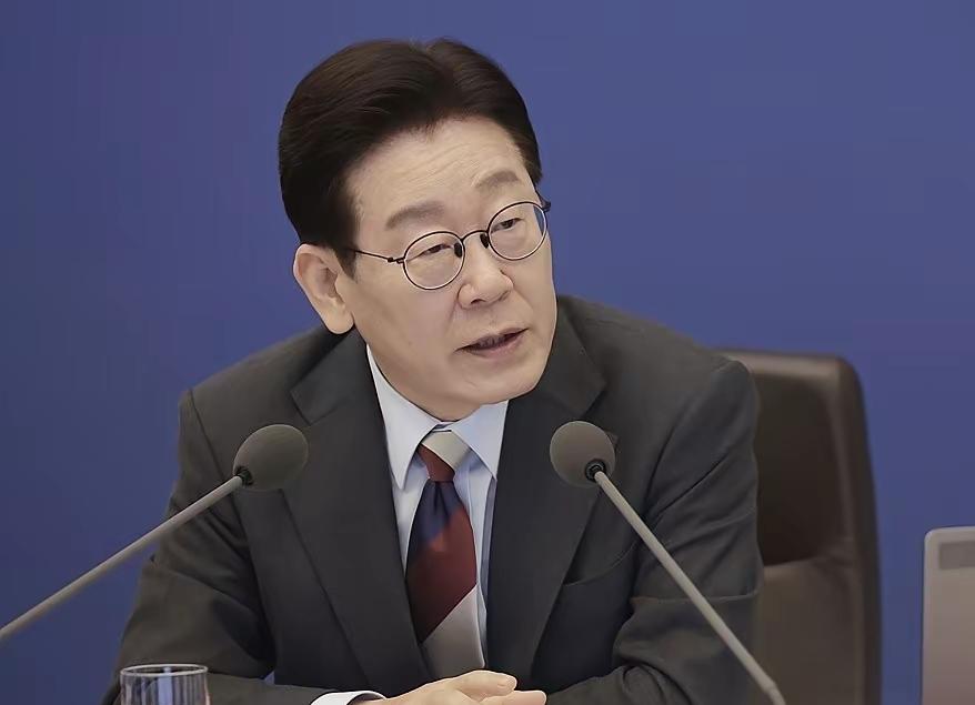 ​国总统李在明出现了前所未有的政治危机，这时候他的支持率64%下降到47.9%，