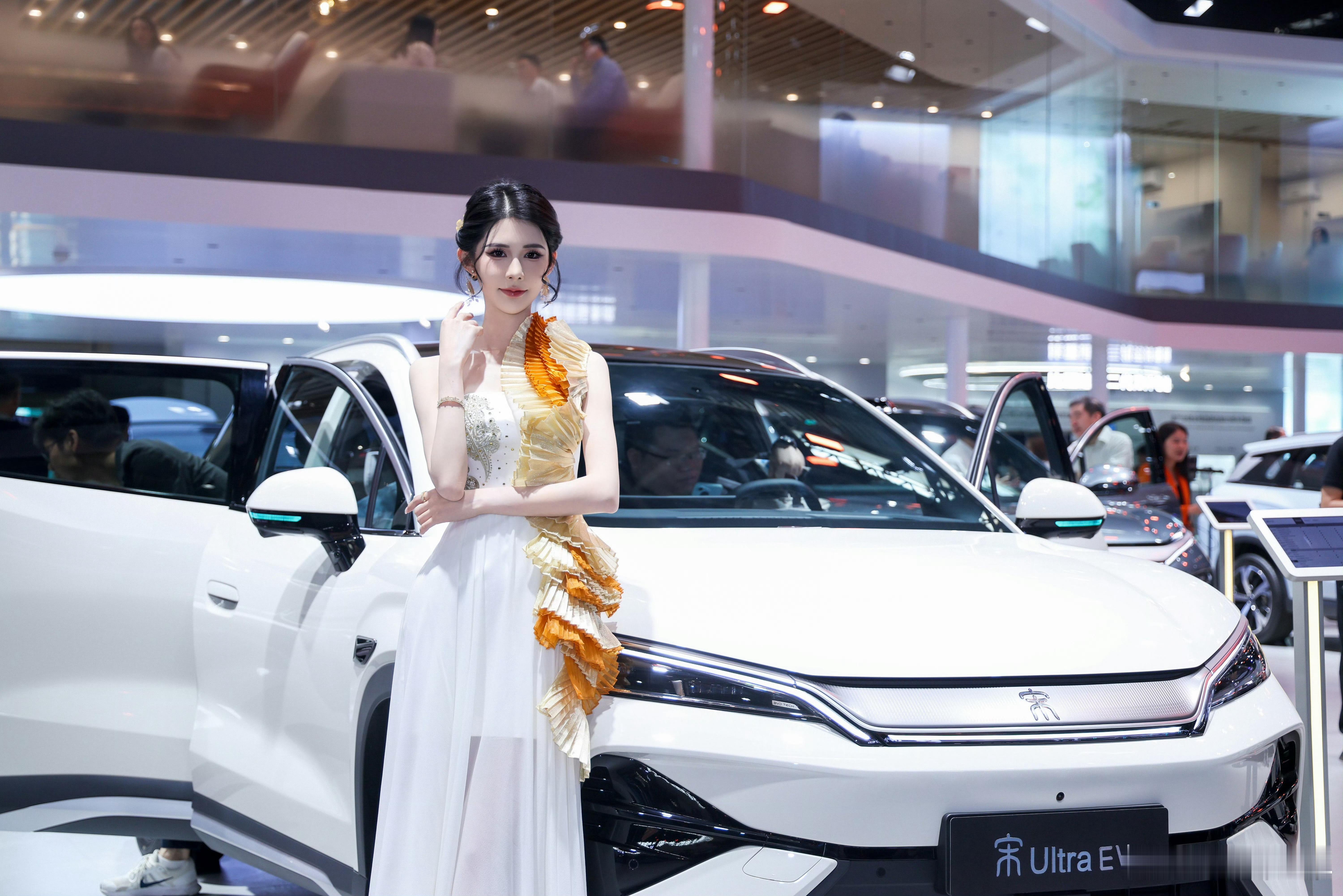 这几天逛北京车展，我发现大家除了把展区和新车装饰的很好看之外，车展模特的OOTD