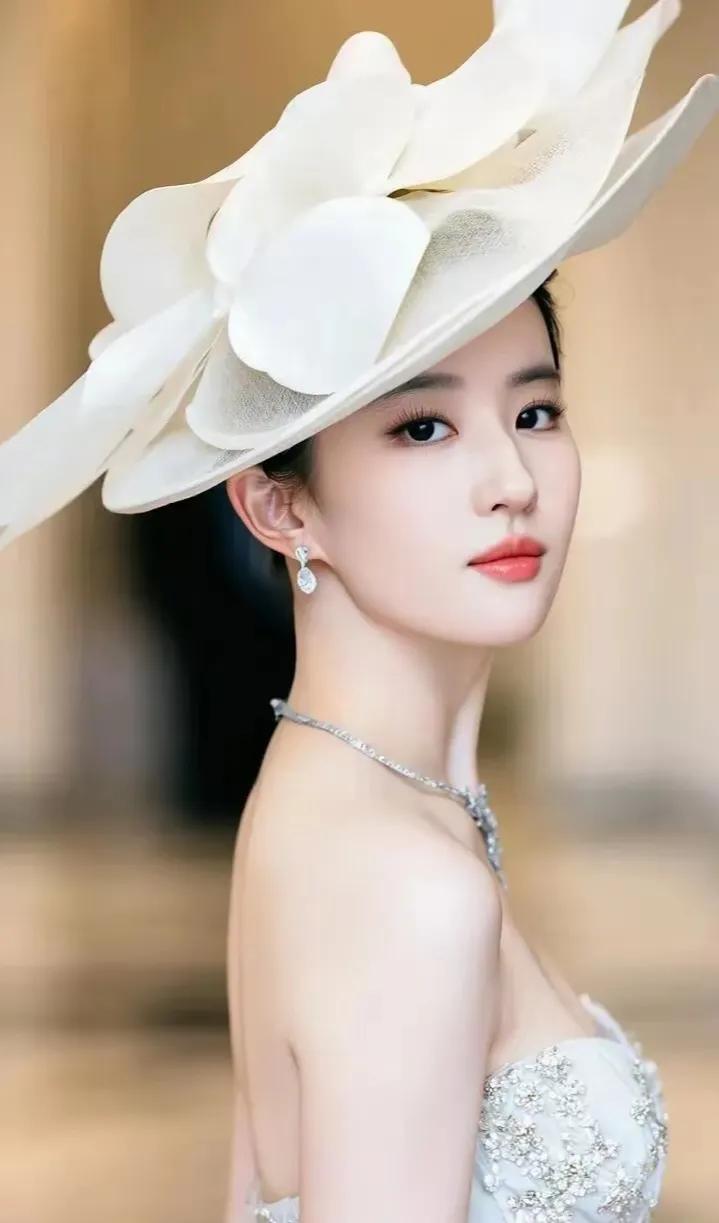 刘亦菲不愧是绝代美人，天生丽质难自弃。她戴起帽子更是别具风情，或优雅或俏皮，轻松