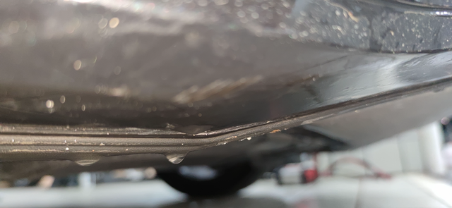 迈腾底盘也太低了有些帕萨特能上的马路牙子，我都不敢上就这样还是蹭了不少。最