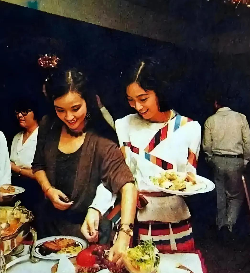 刘晓庆和龚雪在一次晚宴上相遇了。她们俩是80年代最美丽的女演员之一，两人很少单独